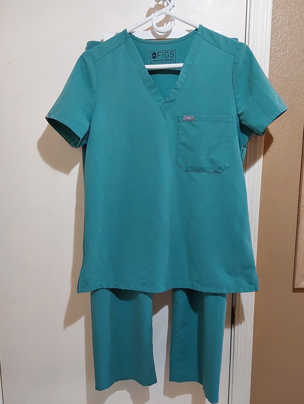 🌺 Like New Figs Tech Collection Teal V-Neck Scrub Set